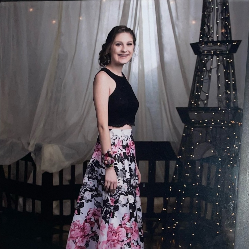 XSCAPE prom dress, size 2, two pieces, lightly worn. PRICE CAN BE NEGOTIABLE!